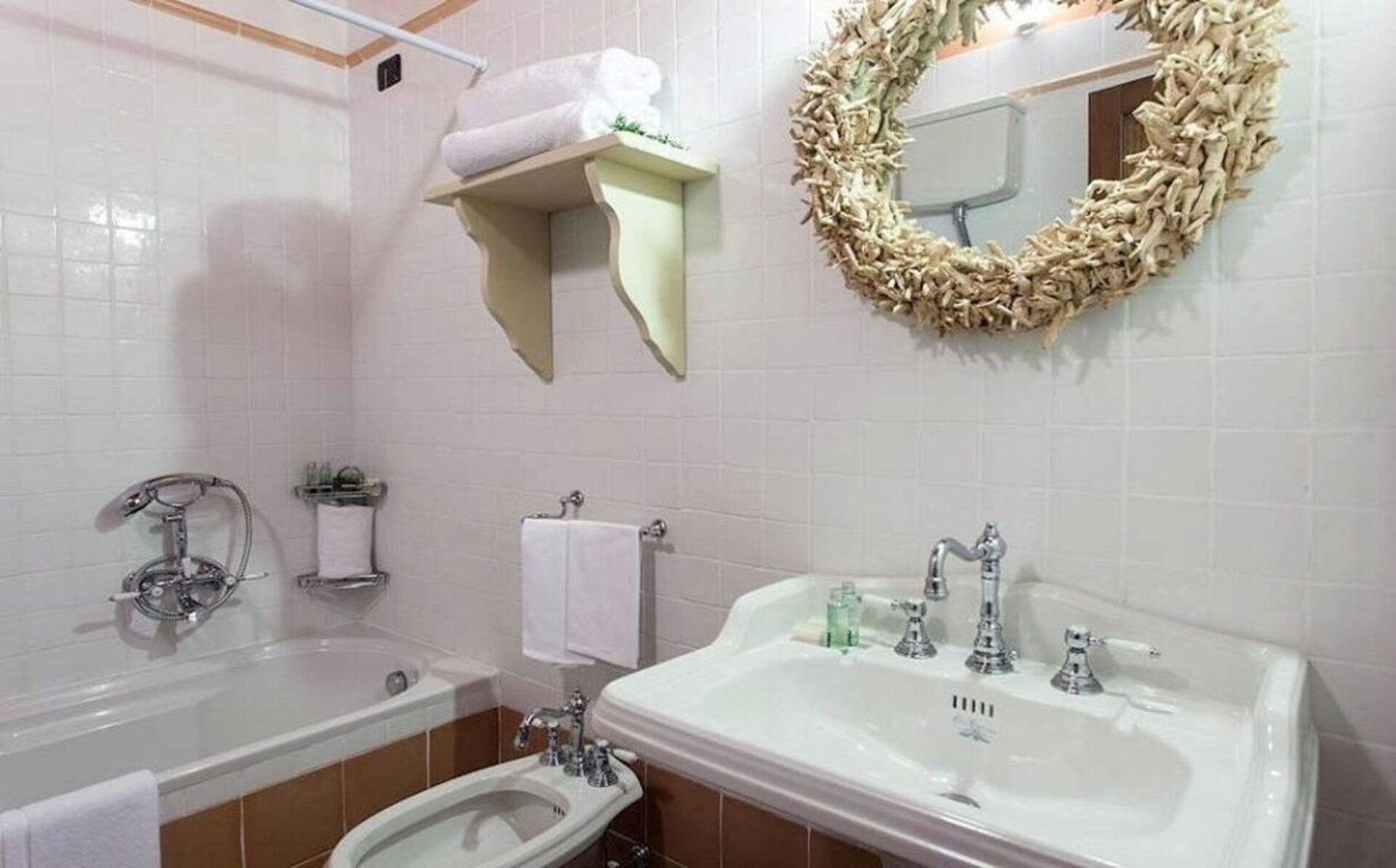Villa Vignola bathroom with shower